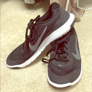 Black Nike Tennis Shoes